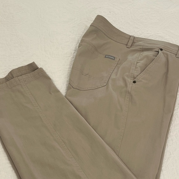 Columbia Men’s twill khaki flat front pant size 38x32 - Picture 1 of 2